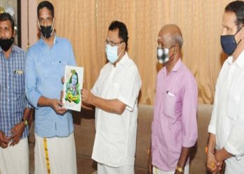 ശ്രീകൃഷ്ണജയന്തി സ്മരണിക മിസോറാം ഗവര്ണര് പി.എസ്. ശ്രീധരന്പിള്ള എം. സത്യന് നല്കി പ്രകാശനം ചെയ്യുന്നു. പി. പ്രശോഭ്, പി.കൈലാസ് കുമാര്, പി. ഗോപാലകൃഷ്ണന് എന്നിവര് സമീപം