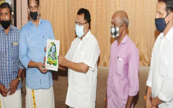 ശ്രീകൃഷ്ണജയന്തി സ്മരണിക മിസോറാം ഗവര്ണര് പി.എസ്. ശ്രീധരന്പിള്ള എം. സത്യന് നല്കി പ്രകാശനം ചെയ്യുന്നു. പി. പ്രശോഭ്, പി.കൈലാസ് കുമാര്, പി. ഗോപാലകൃഷ്ണന് എന്നിവര് സമീപം