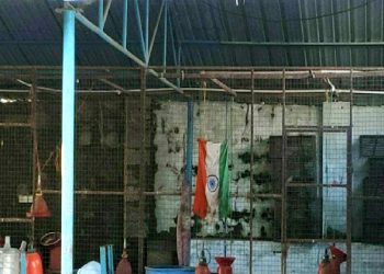 കാട്ടാക്കട കിള്ളി ബര്‍മ്മ റോഡിലെ ഹലാല്‍ ചിക്കന്‍ ആന്‍ഡ്  മട്ടന്‍ സ്റ്റാളില്‍ ദേശീയപതാക കൈ തുടക്കാനായി കെട്ടിതൂക്കിയ നിലയില്‍.