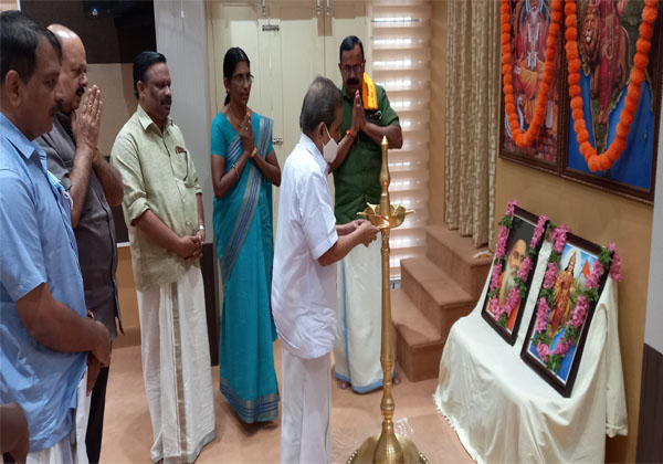 ഹിന്ദുഐക്യവേദി സംസ്ഥാനസമിതിയോഗം എറണാകുളം തൊഴിലാളി ഗവേഷണ കേന്ദ്രത്തില് രക്ഷാധികാരി കെ.എന്. രവീന്ദ്രനാഥ് ഉദ്ഘാടനം ചെയ്യുന്നു. ആര്.വി. ബാബു, പി. ജ്യോതീന്ദ്രകുമാര്, വത്സന്തില്ലങ്കേരി, കെ.പി. ശശികല ടീച്ചര്, കെ. പ്രഭാകരന് സമീപം