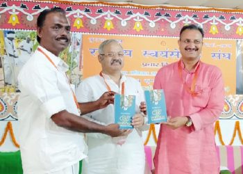 ഓണ്‍ ദി കസ്പ് ഓഫ് എ ഹോളോകോസ്റ്റ്: ദ താലിബാനൈസേഷന്‍ ഓഫ് കേരള എന്ന പുസ്തകം ആര്‍എസ്എസ് അഖിലഭാരതീയ പ്രചാര്‍പ്രമുഖ് സുനില്‍ അംബേക്കറിന് വൃത്താന്തം എഡിറ്റോറിയല്‍ സമിതിയംഗം ജെ. മഹാദേവന്‍ കൈമാറുന്നു. സഹപ്രചാര്‍ പ്രമുഖ് അലോക് കുമാര്‍ സമീപം.