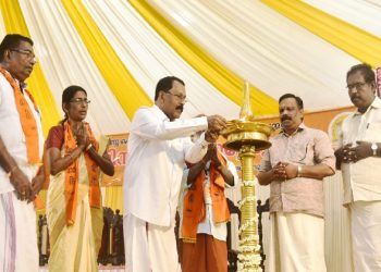 ഹിന്ദു ഐക്യവേദി സംസ്ഥാന നേതൃസമ്മേളനം പെരുമ്പാവൂരില്‍ ഗോവ ഗവര്‍ണര്‍ പി.എസ്.ശ്രീധരന്‍പിളള ഉദ്ഘാടനം ചെയ്യുന്നു. കെ.വി ശിവന്‍, കെ.പി ശശികല ടീച്ചര്‍, എം.കെ കുഞ്ഞോല്‍ മാഷ്, വത്സന്‍ തില്ലങ്കേരി, ഇ.എസ് ബിജു സമീപം.