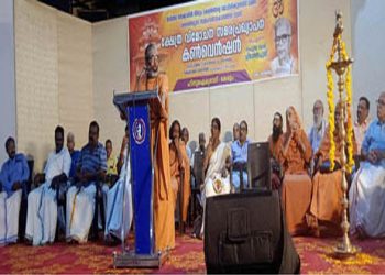 ഗുരുവായൂര്‍ കേളപ്പജി നഗറില്‍ നടന്ന ക്ഷേത്രവിമോചന സമര പ്രഖ്യാപന കണ്‍വെന്‍ഷന്‍ കൊളത്തൂര്‍ അദ്വൈതാശ്രമം മഠാധിപതി സ്വാമി ചിദാനന്ദപുരി ഉദ്ഘാടനം ചെയ്തു സംസാരിക്കുന്നു