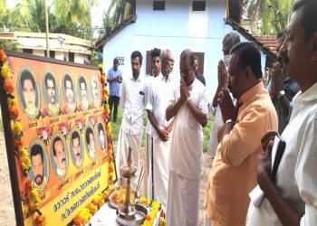 ഹിന്ദു ഐക്യവേദി സംസ്ഥാന വര്‍ക്കിങ് പ്രസിഡന്റ് വത്സന്‍ തില്ലങ്കേരി മാറാട് ശ്രദ്ധാഞ്ജലി ചടങ്ങില്‍ പുഷ്പാര്‍ച്ചന ചെയ്യുന്നു