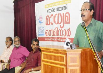 വിശ്വസംവാദകേന്ദ്രം എറണാകുളത്ത് സംഘടിപ്പിച്ച നാരദജയന്തി-മാധ്യമസെമിനാറില്‍ മുതിര്‍ന്ന മാധ്യമ പ്രവര്‍ത്തകന്‍ പി. സുജാതന്‍ സംസാരിക്കുന്നു. കെവിഎസ് ഹരിദാസ്, എം.രാജശേഖരപ്പണിക്കര്‍, കാ.ഭാ. സുരേന്ദ്രന്‍ സമീപം