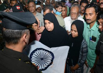 ലാന്സ് ഹവില്ദാര് മുഹമ്മദ് ഷൈജലിന്റെ മൃതദേഹം മലപ്പുറം പരപ്പനങ്ങാടിയിലെ വീട്ടുവളപ്പില് എത്തിച്ചപ്പോള് 122 ടിഎ മദ്രാസ് ബറ്റാലിയന് ലെഫ്റ്റനന്റ് കേണല് സിന്ധന്ത് ചിഹ്ബറില് നിന്ന് ഭാര്യ റഹ്മത്ത് ദേശീയപതാക ഏറ്റുവാങ്ങുന്നു