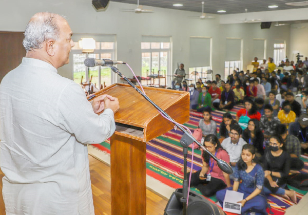 പിറവം വെളിയനാട് ചിന്മയ വിശ്വവിദ്യാപീഠത്തില് നടന്ന അമൃതോത്സവ പരിപാടിയില് വിജ്ഞാന്ഭാരതി ദേശീയ സംഘടനാ സെക്രട്ടറി ജയന്ത് സഹസ്രബുദ്ധെ സംസാരിക്കുന്നു.