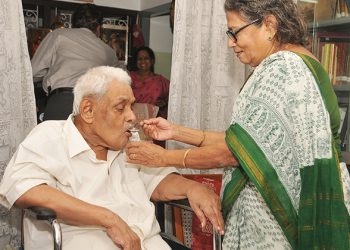 ഡോ. എംജിഎസ് നാരായണന് ഭാര്യ പ്രേമലത പിറന്നാള്‍ മധുരം നല്‍കുന്നു.