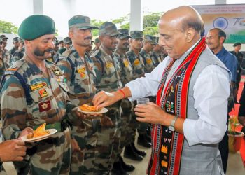 ഇംഫാലിലെ മന്ത്രിപുഖ്രിയില്‍ അസം റൈഫിള്‍സ് ഹെഡ്ക്വാര്‍ട്ടേഴ്സ് സന്ദര്‍ശിച്ച പ്രതിരോധ മന്ത്രി രാജ്നാഥ് സിങ് സൈനികര്‍ക്കൊപ്പം