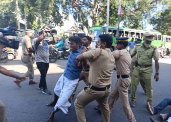 എബിവിപി പ്രവര്ത്തകരെ പോലിസ് അറസ്റ്റു ചെയ്തു നീക്കുന്നു