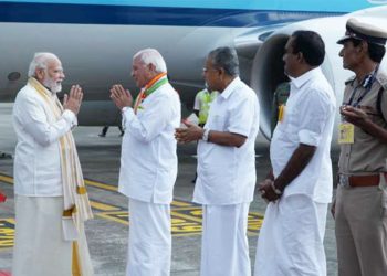 പ്രധാനമന്ത്രിയെ സ്വീകരിക്കുന്ന ഗവർണർ ആരിഫ് മുഹമ്മദ് ഖാൻ മുഖ്യമന്ത്രി പിണറായി വിജയൻ ആലുവ എംഎൽഎ അൻവർ സാദത്ത് പൊലീസ് ചീഫ് അനിൽകാന്ത് എന്നിവർ