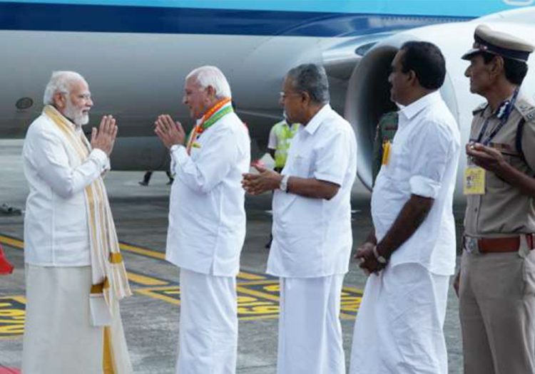 പ്രധാനമന്ത്രിയെ സ്വീകരിക്കുന്ന ഗവർണർ ആരിഫ് മുഹമ്മദ് ഖാൻ മുഖ്യമന്ത്രി പിണറായി വിജയൻ ആലുവ എംഎൽഎ അൻവർ സാദത്ത് പൊലീസ് ചീഫ് അനിൽകാന്ത് എന്നിവർ