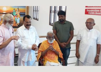 കന്യാകുമാരി വിവേകാനന്ദ കേന്ദ്രം പണിതുയര്ത്താന് ജീവിതമുഴിഞ്ഞുവച്ച കോഴിക്കോട്, വെള്ളയില് സ്വദേശി ലക്ഷ്മണനെ ഗോവ ഗവര്ണ്ണര് പിഎസ് ശ്രീധരന് പിള്ള ആദരിക്കുന്നു.