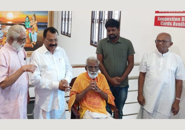 കന്യാകുമാരി വിവേകാനന്ദ കേന്ദ്രം പണിതുയര്‍ത്താന്‍ ജീവിതമുഴിഞ്ഞുവച്ച കോഴിക്കോട്, വെള്ളയില്‍ സ്വദേശി  ലക്ഷ്മണനെ ഗോവ ഗവര്‍ണ്ണര്‍ പിഎസ് ശ്രീധരന്‍ പിള്ള ആദരിക്കുന്നു.