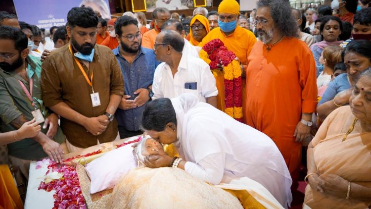 അമ്മയ്ക്ക് അന്ത്യ ചുംബനം നല്‍കുന്ന മാതാ അമൃതാനന്ദമയീദേവി