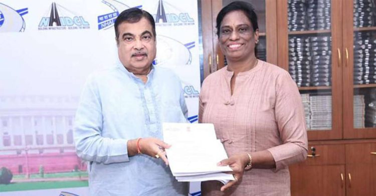 ദല്‍ഹിയില്‍ കേന്ദ്ര ഉപരിതല ഗതാഗത വകുപ്പ് മന്ത്രി നിതിന്‍ ഗഡ്കരിയുമായി കൂടിക്കാഴ്ച നടത്തിയ പി.ടി. ഉഷ എംപി നിവേദനം സമര്‍പ്പിക്കുന്നു