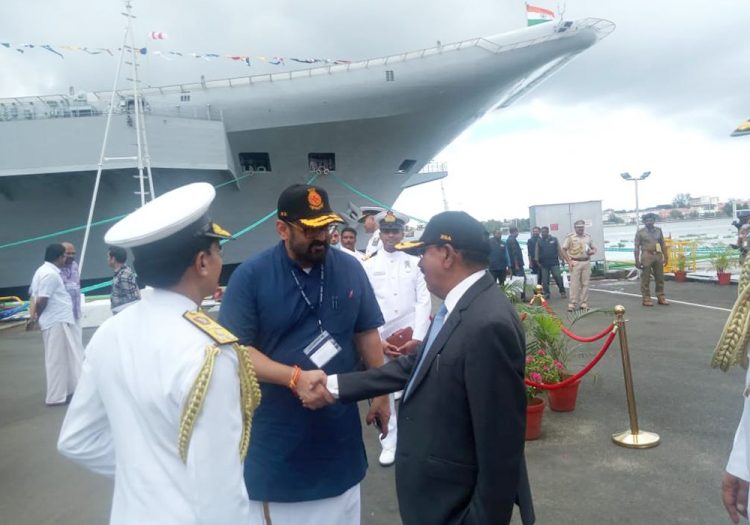 ഐഎന്‍എസ് വിക്രാന്ത് രാജ്യത്തിന് സമര്‍പ്പിക്കുന്ന ചടങ്ങിലെത്തിയ കേന്ദ്രമന്ത്രി രാജീവ് ചന്ദ്രശേഖര്‍, ദേശീയ സുരക്ഷാ ഉപദേഷ്ടാവ് അജിത് ഡോവലിനൊപ്പം