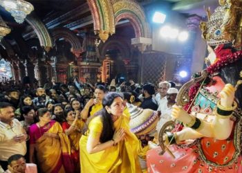 ഉദ്ധവ് താക്കറെയുടെ ഭാര്യ രശ്മി താക്കറെ താനെയിലെ തേംഭിനക നവരാത്രി മണ്ഡപം സന്ദര്‍ശിക്കുന്നു.