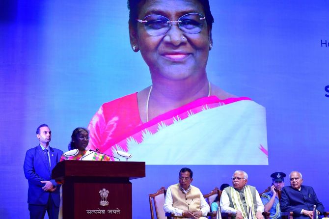 പഞ്ചാബ് രാജ്ഭവനിലെ സ്വീകരണച്ചടങ്ങില് രാഷ്ട്രപതി ദ്രൗപദി മുര്മു സംസാരിക്കുന്നു. പഞ്ചാബ് ഗവര്ണര് ബന്വാരിലാല് പുരോഹിത്, ഹരിയാന മുഖ്യമന്ത്രി മനോഹര്ലാല് ഖട്ടര് എന്നിവര് സമീപം