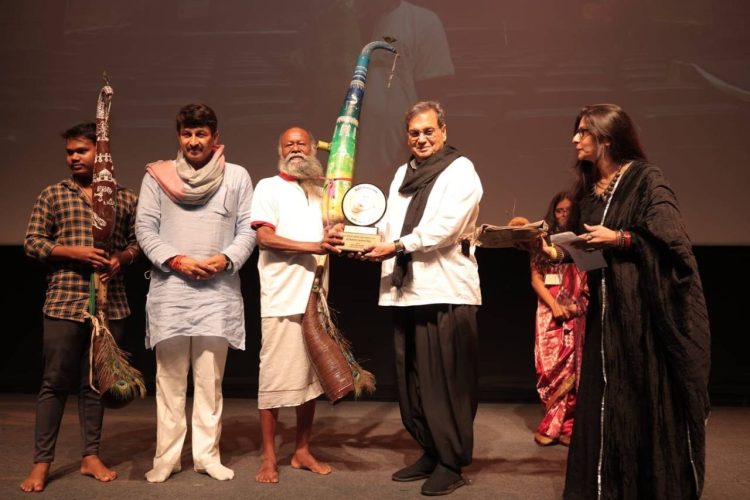 പ്രഥമ അമീര്‍ചന്ദ് പുരസ്‌കാരം തര്‍പ്പ വാദകന്‍ ഭികല്യ ലഡ്ക്യ ദിന്‍ഡയ്ക്ക് ചലച്ചിത്ര സംവിധായകന്‍ സുഭാഷ് ഘായ് നല്‍കുന്നു. എംപിയം നടനുമായ മനോജ് തിവാരി സമീപം