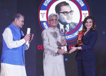 സീതാറാം ജയ്പുരിയ ഫൗണ്ടേഷന്‍ അവാര്‍ഡ് അമൃത ആശുപത്രിയിലെ പീഡിയാട്രിക് കാര്‍ഡിയോളജി വിഭാഗം മേധാവി ഡോ. ആര്‍, കൃഷ്ണ കുമാറിന് ബോളിവുഡ് താരം സൊണാലി ബിന്ദ്ര സമ്മാനിക്കുന്നു. ഫൗണ്ടേഷന്‍ ചെയര്‍മാന്‍ അശോക് ജയ്പുരിയ സമീപം.