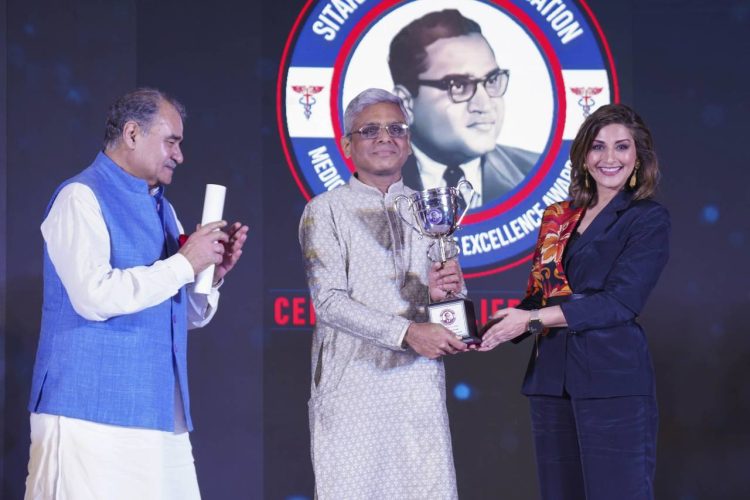 സീതാറാം ജയ്പുരിയ ഫൗണ്ടേഷന് അവാര്ഡ് അമൃത ആശുപത്രിയിലെ പീഡിയാട്രിക് കാര്ഡിയോളജി വിഭാഗം മേധാവി ഡോ. ആര്, കൃഷ്ണ കുമാറിന് ബോളിവുഡ് താരം സൊണാലി ബിന്ദ്ര സമ്മാനിക്കുന്നു. ഫൗണ്ടേഷന് ചെയര്മാന് അശോക് ജയ്പുരിയ സമീപം.