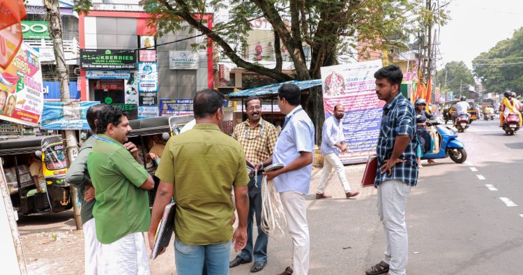 റവന്യു  അധികൃതർ  ദേവസ്വം ബോർഡ്  ഉദ്യോഗസ്ഥരുടെ സാന്നിധ്യത്തിൽ   ശ്രീമൂലം  സംരക്ഷണ ഭൂമി  അളക്കുന്നു