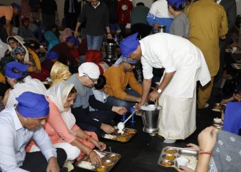 അറ്റ്ലാന്റയിലെ ഗുരദ്വാരയില്‍ വിശ്വാസികള്‍ക്കൊപ്പം പ്രസാദവിതരണം നടത്തുന്ന കേന്ദ്രവിദേശകാര്യസഹമന്ത്രി വി. മുരളീധരന്‍