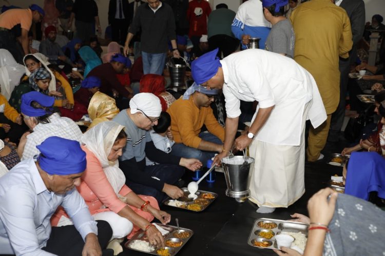 അറ്റ്ലാന്റയിലെ ഗുരദ്വാരയില്‍ വിശ്വാസികള്‍ക്കൊപ്പം പ്രസാദവിതരണം നടത്തുന്ന കേന്ദ്രവിദേശകാര്യസഹമന്ത്രി വി. മുരളീധരന്‍