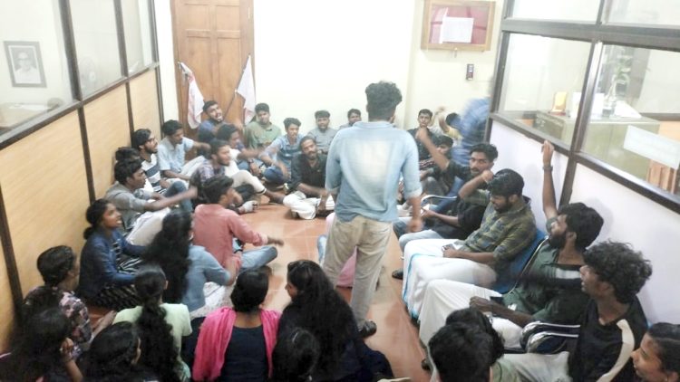 കട്ടപ്പന ഗവ. കോളജ് പ്രിന്സിപ്പാളിനെ മുറിയില് പൂട്ടിയിട്ട് ഓഫീസിന്
മുന്നില് എസ്എഫ്ഐക്കാര് ഇരിക്കുന്നു.