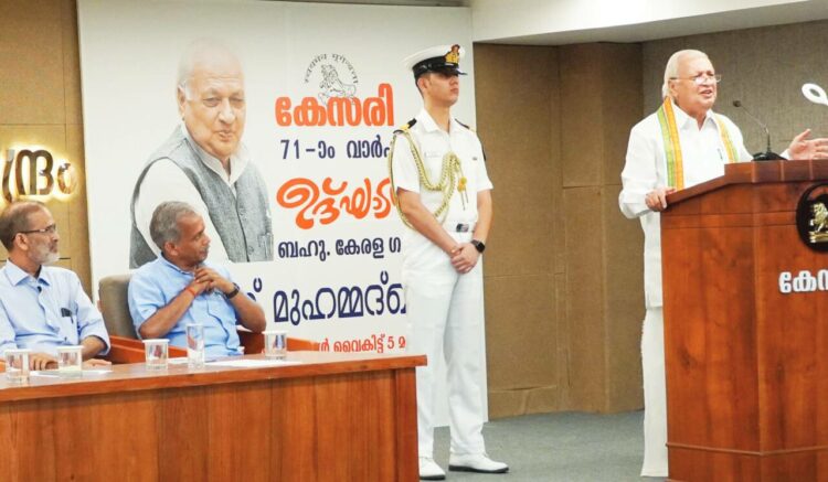 കേസരി വാരികയുടെ 71-ാം ജന്മവാര്‍ഷികം ഗവര്‍ണര്‍ ആരിഫ് മുഹമ്മദ്ഖാന്‍ ഉദ്ഘാടനം ചെയ്യുന്നു. വേദിയില്‍ ജെ.നന്ദകുമാര്‍,അഡ്വ.പി.കെ. ശ്രീകുമാര്‍, ഡോ. ടി.പി. ശ്രീനിവാസന്‍, ഡോ.പ്രസാദ് കൃഷ്ണ എന്നിവര്‍