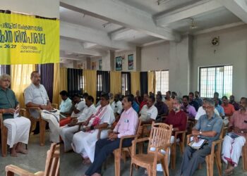 കാഞ്ഞങ്ങാട് നിത്യാനന്ദാശ്രമത്തില്‍ നടന്ന പരിസ്ഥിതി സംരക്ഷണ ശില്പശാലയില്‍ ടി.എസ്.നാരായണന്‍ സംസാരിക്കുന്നു. ഗണേഷ് കാഞ്ഞങ്ങാട്. എസ്,സുദര്‍ശന്‍ സമീപം