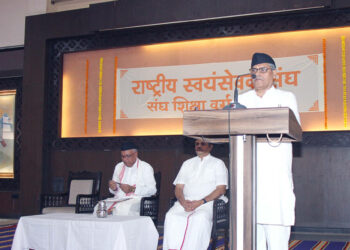 നാഗ്പൂരില് ആര്എസ്എസ് തൃതീയ വര്ഷ സംഘശിക്ഷാവര്ഗിന്റെ ഉദ്ഘാടനസഭയില് അഖിലഭാരതീയ പ്രചാരക് പ്രമുഖ് അരുണ് ജെയിന് സംസാരിക്കുന്നു. വര്ഗ് സര്വാധികാരി ദക്ഷിണാമൂര്ത്തി, സഹസര്കാര്യവാഹ് സി.ആര്. മുകുന്ദ സമീപം