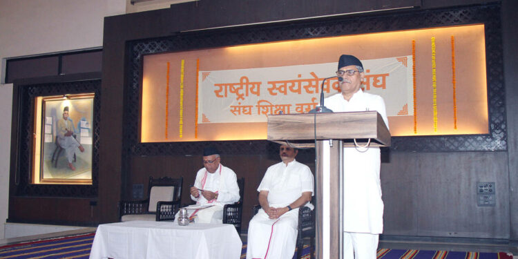 നാഗ്പൂരില്‍ ആര്‍എസ്എസ് തൃതീയ വര്‍ഷ സംഘശിക്ഷാവര്‍ഗിന്റെ ഉദ്ഘാടനസഭയില്‍ അഖിലഭാരതീയ പ്രചാരക് പ്രമുഖ് അരുണ്‍ ജെയിന്‍ സംസാരിക്കുന്നു. വര്‍ഗ് സര്‍വാധികാരി ദക്ഷിണാമൂര്‍ത്തി, സഹസര്‍കാര്യവാഹ് സി.ആര്‍. മുകുന്ദ സമീപം