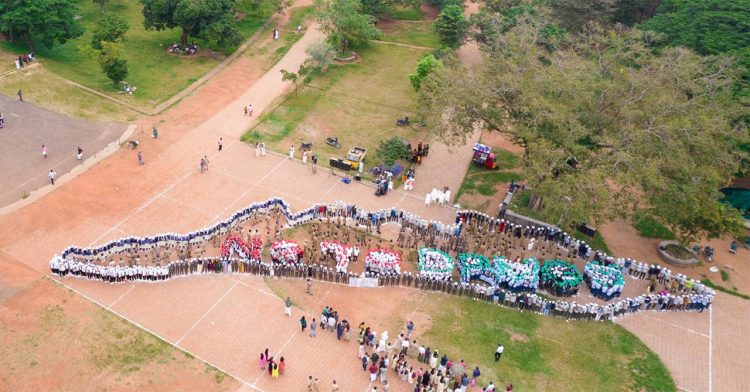 കേരളപ്പിറവി ദിനമായ ഇന്നലെ സംസ്ഥാനത്താകെ സംഘടിപ്പിച്ച ലഹരിവിമുക്ത നവകേരളം പരിപാടിയുടെ ഭാഗമായി തൃശൂര്‍ വടക്കുന്നാഥക്ഷേത്ര മൈതാനത്ത് വിദ്യാര്‍ത്ഥികള്‍ തീര്‍ത്ത കേരള ഭൂപടം