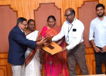 എന്‍ഐഐഎസ്ടി ഡയറക്ടര്‍ ഡോ. സാവിത്രി.എസ്, സിഎസ്‌ഐആര്‍ സീനിയര്‍ സയന്റിസ്റ്റ് ചന്ദ്രകാന്ത് സി.കെ എന്നിവരില്‍ നിന്ന് ഹരിതസാങ്കേതികവിദ്യ എസ്. വെങ്കടേശ്വരന്‍ ഏറ്റുവാങ്ങുന്നു. ചീഫ് സയന്റിസ്റ്റ് വി.വി. വേണുഗോപാല്‍, കെ. ലക്ഷ്മി, വെങ്കടേശ് ടി. ഡോ. സുശാന്ത സാഹു സമീപം.