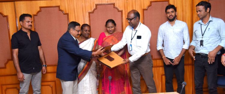 എന്‍ഐഐഎസ്ടി ഡയറക്ടര്‍ ഡോ. സാവിത്രി.എസ്, സിഎസ്‌ഐആര്‍ സീനിയര്‍ സയന്റിസ്റ്റ് ചന്ദ്രകാന്ത് സി.കെ എന്നിവരില്‍ നിന്ന് ഹരിതസാങ്കേതികവിദ്യ എസ്. വെങ്കടേശ്വരന്‍ ഏറ്റുവാങ്ങുന്നു. ചീഫ് സയന്റിസ്റ്റ് വി.വി. വേണുഗോപാല്‍, കെ. ലക്ഷ്മി, വെങ്കടേശ് ടി. ഡോ. സുശാന്ത സാഹു സമീപം.