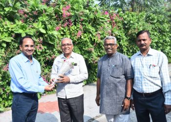 സംഘ ശിക്ഷാ വർഗ്ഗിന് എത്തിയ വർഗ്ഗ് അധികാരി ദക്ഷിണാമൂർത്തി ജിയെ(തെല്ലങ്കാന പ്രാന്ത മാന്യ. സംഘചാലക്) റെയിൽവേ സ്റ്റേഷനിൽ സ്വാഗതം ചെയ്യുന്നു.