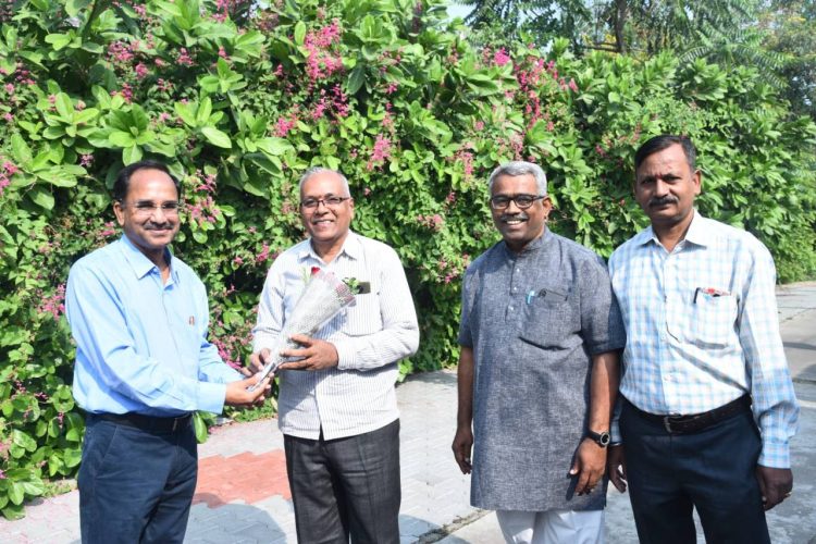 സംഘ ശിക്ഷാ വർഗ്ഗിന് എത്തിയ വർഗ്ഗ് അധികാരി ദക്ഷിണാമൂർത്തി ജിയെ(തെല്ലങ്കാന പ്രാന്ത മാന്യ. സംഘചാലക്) റെയിൽവേ സ്റ്റേഷനിൽ സ്വാഗതം ചെയ്യുന്നു.