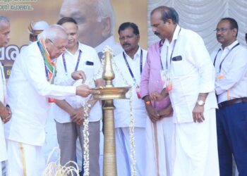 ആസാദി കാ അമൃത മഹോത്സവ സമിതിയും, പേരിയ കേന്ദ്രീകരിച്ച് പ്രവര്‍ത്തിക്കുന്ന വനവാസി ആശ്രമം ലൈഫ് ചാരിറ്റബിള്‍ ട്രസ്റ്റിന്റെയും നേതൃത്വത്തില്‍ മാനന്തവാടി വള്ളിയൂര്‍ക്കാവില്‍ സംഘടിപ്പിച്ച പഴശ്ശിവീരാഹൂതി ദിനാചരണം ഗവര്‍ണര്‍ ആരിഫ് മുഹമ്മദ് ഖാന്‍ ദീപം തെളിച്ച് ഉദ്ഘാടനം ചെയ്യുന്നു.