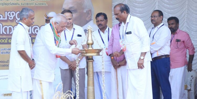 ആസാദി കാ അമൃത മഹോത്സവ സമിതിയും, പേരിയ കേന്ദ്രീകരിച്ച് പ്രവര്ത്തിക്കുന്ന വനവാസി ആശ്രമം ലൈഫ് ചാരിറ്റബിള് ട്രസ്റ്റിന്റെയും നേതൃത്വത്തില് മാനന്തവാടി വള്ളിയൂര്ക്കാവില് സംഘടിപ്പിച്ച പഴശ്ശിവീരാഹൂതി ദിനാചരണം ഗവര്ണര് ആരിഫ് മുഹമ്മദ് ഖാന് ദീപം തെളിച്ച് ഉദ്ഘാടനം ചെയ്യുന്നു.