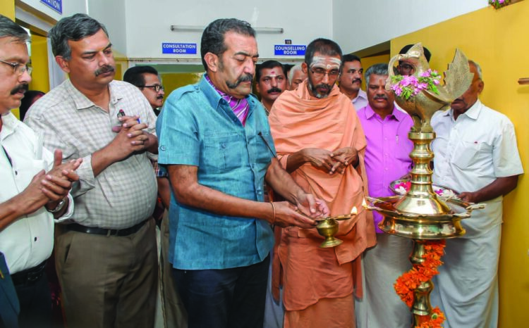 അട്ടപ്പാടി സ്വാമി വിവേകാനന്ദ മെഡിക്കല് മിഷന്റെ അനുബന്ധസ്ഥാപനമായി പാലക്കാട് വടക്കന്തറയില് ആരംഭിച്ച ദേവി ഡി-അഡിക്ഷന് ആന്റ് റിഹാബിലിറ്റേഷന് സെന്റര് മുന് ഡിജിപി ഋഷിരാജ് സിങ് ഉദ്ഘാടനം ചെയ്യുന്നു.