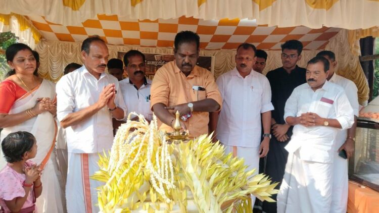 ശ്രീ അയ്യപ്പ ധര്മ്മസംഘം മൂഴിക്കല് ശ്രീ ശങ്കരനാരായണ ക്ഷേത്രത്തില് നടത്തിയ പ്രതീകാത്മക മകരവിളക്ക് തെളിയിക്കല് ഹിന്ദു ഐക്യവേദി സംസ്ഥാന വക്താവ് ഇ.എസ്. ഉദ്ഘാടനം ചെയ്യുന്നു.