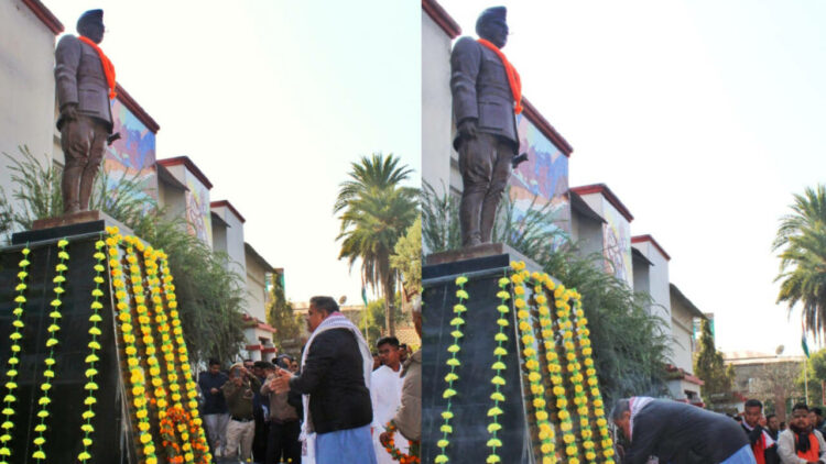 മണിപ്പൂരിലെ മൊയ്റാങ്ങില് നേതാജി സുഭാഷ്ചന്ദ്ര ബോസിന്റെ പ്രതിമയില് ആര്എസ്എസ് സര്കാര്യവാഹ് ദത്താത്രേയ ഹൊസബാളെ മാല ചാര്ത്തുന്നു