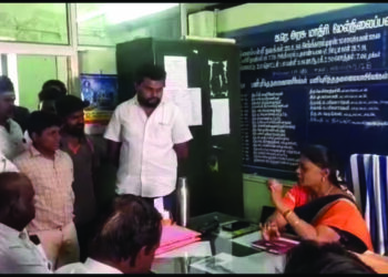 ദിണ്ടിഗല് കെ.ആര്. ഗവ. സ്കൂള് പ്രിന്സിപ്പലിനെ രക്ഷിതാക്കള് ഘെരാവോ ചെയ്യുന്നു