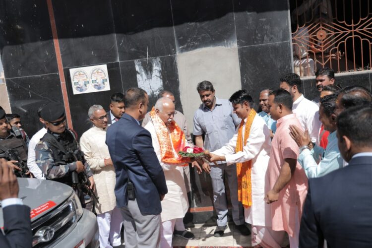 രാജസ്ഥാനിലെ ദുംഗാര്പൂരില് ഗ്രാമവികാസ് സമ്മേളനത്തിനെത്തിയ ആര്എസ്എസ് സര്സംഘചാലക് ഡോ. മോഹന് ഭാഗവതിനെ സംഘാടകര് സ്വീകരിക്കുന്നു