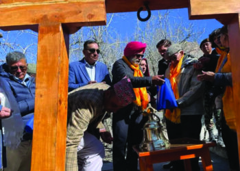 നേപ്പാളിലെ മുക്തിനാഥ് ക്ഷേത്രത്തില് ജനറല് ബിപിന് റാവത്തിന്റെ ഓര്മ്മയ്ക്കായി മുന് കരസേനാ മേധാവിമാരായ ജനറല് വി.എന്. ശര്മ്മ, ജനറല് ജെ.ജെ. സിങ്, ജനറല് ദീപക് കപൂര്, ജനറല് ദല്ബീര് സുഹാഗ് എന്നിവര് മണി സമര്പ്പിക്കുന്നു