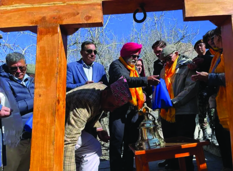 നേപ്പാളിലെ മുക്തിനാഥ് ക്ഷേത്രത്തില് ജനറല് ബിപിന് റാവത്തിന്റെ ഓര്മ്മയ്ക്കായി മുന് കരസേനാ മേധാവിമാരായ ജനറല് വി.എന്. ശര്മ്മ, ജനറല് ജെ.ജെ. സിങ്, ജനറല് ദീപക് കപൂര്, ജനറല് ദല്ബീര് സുഹാഗ് എന്നിവര് മണി സമര്പ്പിക്കുന്നു