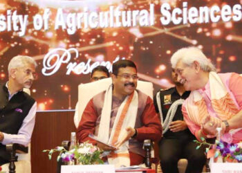 ന്യൂദല്ഹി സുഷമ സ്വരാജ് ഭവനില് പ്രഥമ ജമ്മുകശ്മീര് വിദ്യാഭ്യാസ മേളയുടെ വേദിയില് കേന്ദ്രമന്ത്രിമാരായ ഡോ. എസ്. ജയശങ്കര്, ധര്മേന്ദ്ര പ്രധാന്, ജമ്മുകശ്മീര് ലഫ്റ്റനന്റ് ഗവര്ണര് മനോജ് സിന്ഹ എന്നിവര്