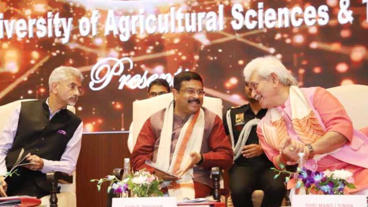 ന്യൂദല്ഹി സുഷമ സ്വരാജ് ഭവനില് പ്രഥമ ജമ്മുകശ്മീര് വിദ്യാഭ്യാസ മേളയുടെ വേദിയില് കേന്ദ്രമന്ത്രിമാരായ ഡോ. എസ്. ജയശങ്കര്, ധര്മേന്ദ്ര പ്രധാന്, ജമ്മുകശ്മീര് ലഫ്റ്റനന്റ് ഗവര്ണര് മനോജ് സിന്ഹ എന്നിവര്